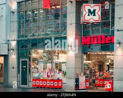 COBLENZA, GERMANIA - 19 gennaio 2021: Coblenza, Germania - 19 gennaio 2021: Ingresso della farmacia 'Muller' Foto Stock