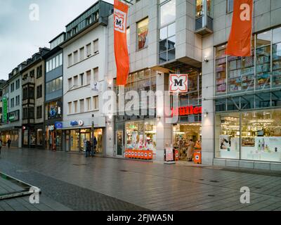 COBLENZA, GERMANIA - 19 gennaio 2021: Coblenza, Germania - 19 gennaio 2021: Strada piuttosto vuota di fronte alla farmacia aperta 'Muller' mentre altri negozi ar Foto Stock