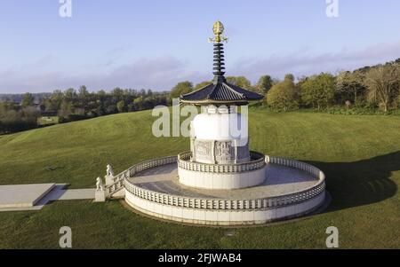 MILTON KEYNES, REGNO UNITO - 25 aprile 2021: Vista della Pagoda della Pace nel lago Willen, Milton Keynes preso dall'aria Foto Stock