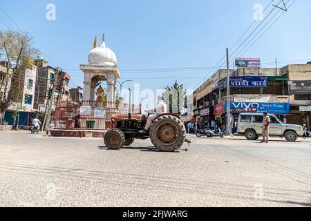 negozio chiuso durante il blocco in india in seguito al virus corona. Foto Stock
