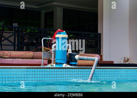 Una pompa filtro pulisce l'acqua della piscina. Dispositivo per la pulizia automatica delle piscine. Foto Stock