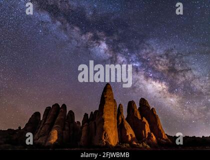 Un gruppo di pinne di arenaria nel Parco Nazionale di Arches sotto il cuore della Via Lattea nel Parco Nazionale di Arches, Utah Foto Stock