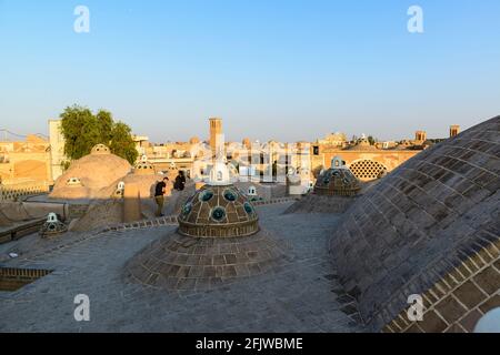 Due persone sul tetto del sultano Amir Ahmad (o Qasemi) con cupole multiple . Kashan, Iran. Foto Stock