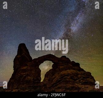 La Via Lattea sopra il Turret Arch nel Parco Nazionale di Arches, Utah. Foto Stock