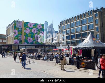 Visita i ristoranti all'aperto della Old Truman Brewery, Ely's Yard, Shoreditch, Londra, Regno Unito. Foto Stock