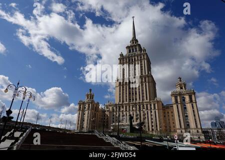 Mosca, 26 aprile 2021 - Hotel Ukraina conosciuto come Radisson Collection Hotel, Mosca. Solo pochi giorni con cielo blu ci sono stati dall'inizio o Foto Stock