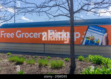 Toronto, Canada, 2021 aprile - un segno di un negozio di Walmart per l'ordinazione di generi alimentari online e pick-up visualizzato su un capannone Foto Stock