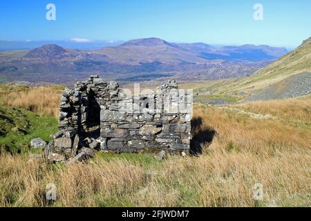 Vecchi edifici in cava di ardesia a Moelwyn Mawr, Croesor, che si affacciano su Joel Hebog e Nantlle Ridge Foto Stock