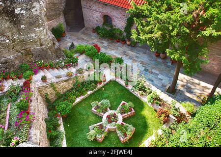 Cortile del monastero santo di Rousanou in Meteora montagne, Grecia Foto Stock