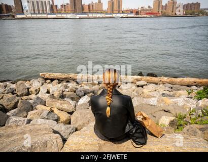 New York, Stati Uniti. 24 Apr 2021. Attività a Brooklyn Bridge Park nel quartiere Dumbo di Brooklyn a New York sabato 24 aprile 2021. (ÂPhoto di Richard B. Levine) Credit: Sipa USA/Alamy Live News Foto Stock