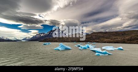 Vista del ghiacciaio sul lago Grey e Isla de Los Hielos, Parco Nazionale Torres del Paine, in Cile, Sud America Foto Stock
