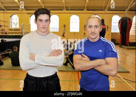 Barry McGuigan addestrando suo figlio Shane alla sala sportiva dell'esercito Aldershot. 8/1/2008. IMMAGINE DAVID ASHDOWN Foto Stock