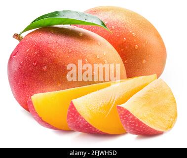 Frutto di mango con cubetti di mango e foglie isolate su sfondo bianco. Cibo biologico. Foto Stock