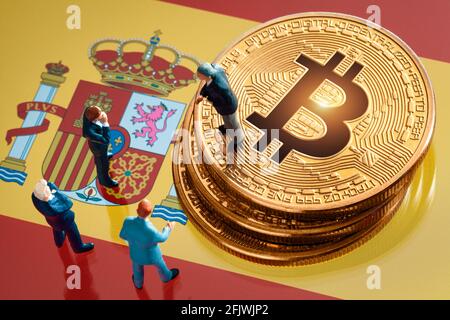 Riunione di affari circa la decisione di investimento per il concetto di bitcoin: Statuette dell'uomo d'affari in miniatura in piedi vicino al mucchio di bitcoin dorato lucido sopra Foto Stock