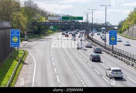 Segnale di avvertenza zona a emissioni ultra basse sulla A406 a doppia carreggiata a South Woodford. Londra Foto Stock
