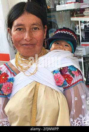 Otavalo è una città dell'Ecuador settentrionale, situata negli altopiani andini della provincia di Imbabura. È circondato da vulcani, tra cui il vulcano Imbabura. Foto Stock