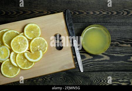 tagliare i limoni e il succo di limone a bordo Foto Stock