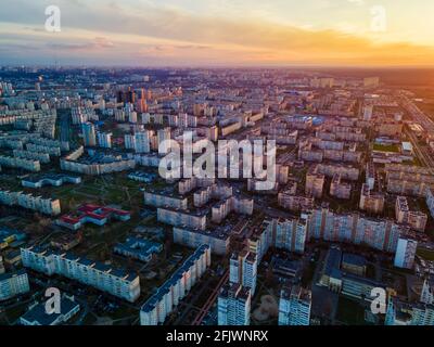 Tramonto sopra i quartieri della città dall'alto. Foto aerea Foto Stock