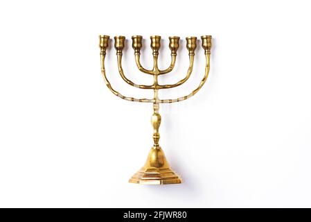 Golden hanukkah menorah su isolato su sfondo bianco. Banner festivo ebraico con spazio per la copia. Antico rituale religioso candela menorah Foto Stock
