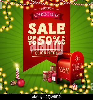 Offerta di Natale, fino a 50 di sconto, banner verde quadrato e rosso con grande nastro rosso con offerta, ghirlande, candela e Santa letterbox con regalo Foto Stock