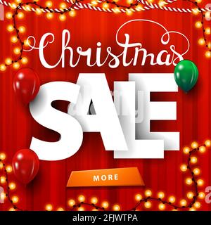 Vendita di Natale, banner sconto rosso quadrato con grandi lettere volumetriche, tenda sullo sfondo, ghirlande, palloncini e bottone Foto Stock