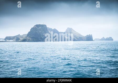 Vista sul mare dell'isola di Vestmannaeyjar in una giornata di mare, Islanda Foto Stock