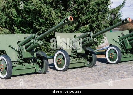 Vista dei cannoni e degli uleggiatori russi nel parco. Museo militare all'aperto Foto Stock