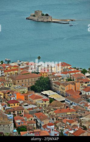 Paesaggio con vista panoramica su Nafplio e il Castello veneziano di Bourtzi visto dalla fortezza barocca di Palamidi in Argolis Peloponneso Grecia. Foto Stock