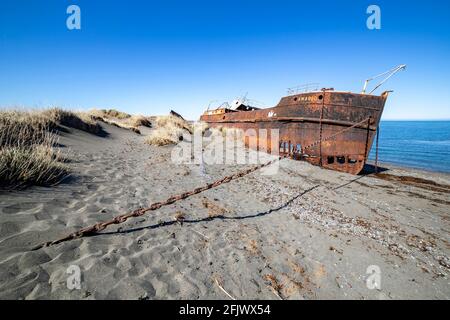 Relitti, abbandonati arrugginiti barca arenata sulla spiaggia di San Gregorio nel sud del Cile allo stretto di Magellan Foto Stock