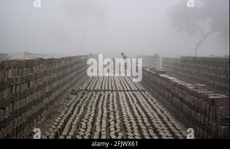 I lavoratori di Brick Kiln in Bangladesh lavorano ogni giorno molto duro dalla luce del giorno fino alla sera per il loro sostentamento dove i guadagni sono una piccola quantità di circa 7 dollari circa al giorno. Foto Stock