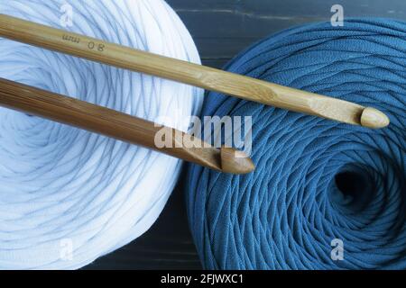 Matasse colorate di filo e uncini a crochet . Hobby. Foto Stock