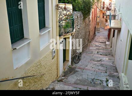 Vicolo stretto con case neoclassiche nel centro storico di Nafplio ad Argolis, Grecia Peloponneso. Foto Stock