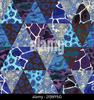 Imitazione trendy cucito pezzi triangolari di tessuto in stile patchwork. Collage disegnato a mano con motivo senza cuciture. Tessuto di sicurezza con animali pri Foto Stock