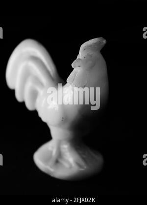 Primo piano di una statua bianca di gallo isolata su sfondo bianco Foto Stock