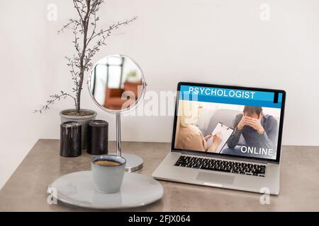 Primo piano DI un computer portatile con la chiamata in entrata del medico sul display Foto Stock