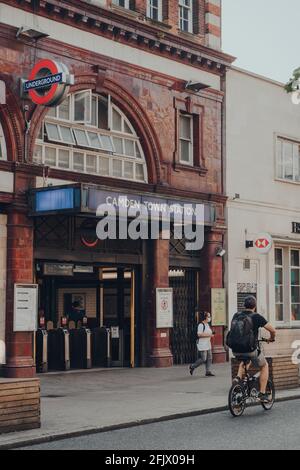 Londra, Regno Unito - 12 agosto 2020: Ingresso della stazione della metropolitana di Camden Town, un importante incrocio per la Northern Line, dove si trova la filiale di Edgware e High Barnet Foto Stock