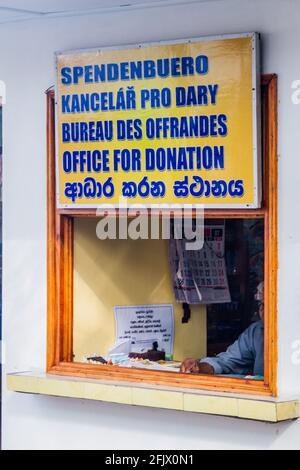 KANDY, SRI LANKA - 19 LUGLIO 2016: Ufficio per le donazioni descritto in diverse lingue alla statua del Buddha Bahiravokanda Vihara a Kandy. Foto Stock