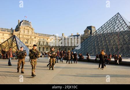 PARIGI, FRANCIA - 12 MARZO 2016: I soldati pattugliano vicino al museo del Louvre. La Francia ha rafforzato le misure di lotta contro la criminalità e il terrorismo. Foto Stock