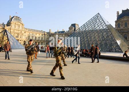 PARIGI, FRANCIA - 12 MARZO 2016: I soldati pattugliano vicino al museo del Louvre. La Francia ha rafforzato le misure di lotta contro la criminalità e il terrorismo. Foto Stock