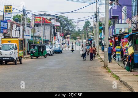 TRINCOMALEE, SRI LANKA - 23 LUGLIO 2016: Vista di una strada a Trincomalee, Sri Lanka Foto Stock