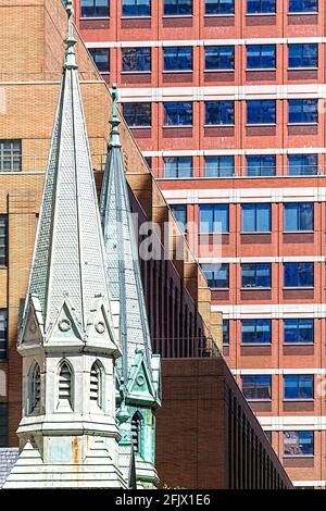 Campanile della Chiesa cattolica di San Bonifacio sullo sfondo del 15 Metrotech Center, vista lungo Duffield Street/luogo abolizionista. Foto Stock