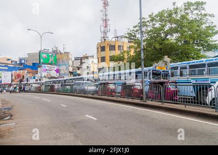 COLOMBO, SRI LANKA - 26 LUGLIO 2016: Traffico sulla via Olcott mawatha a Colombo, Sri Lanka Foto Stock