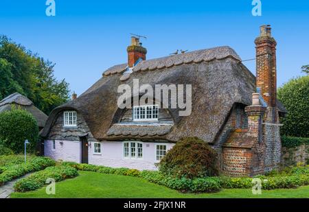 Manor Cottage, un tradizionale cottage britannico in selce dal tetto di paglia a Rustington, West Sussex, Inghilterra, Regno Unito. Foto Stock