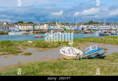 Barche sul fiume Adur a bassa marea a Shoreham dal mare, West Sussex, in Inghilterra, Regno Unito. Foto Stock