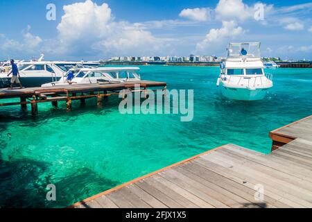 ISOLA DI HULHULE, MALDIVE - 11 LUGLIO 2016: Barche al porto vicino all'aeroporto internazionale Ibrahim Nasir a Male, Maldive. Foto Stock