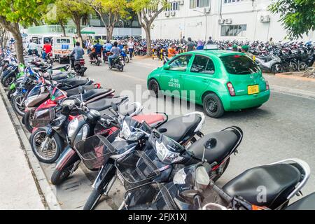 MALE, MALDIVE - 11 LUGLIO 2016: Traffico su Boduthakurufaanu Magu strada a Male Foto Stock