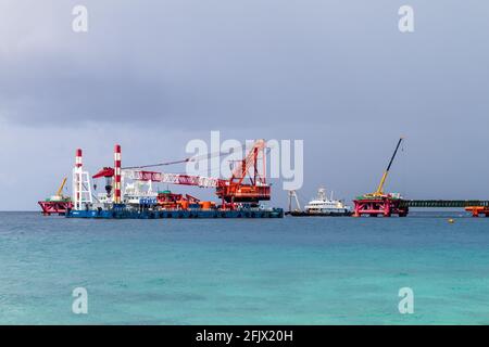 MASCHIO, MALDIVE - 11 LUGLIO 2016: Gru costruire il collegamento della capitale Male e l'isola dell'aeroporto. Foto Stock