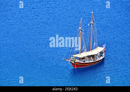 Mare con vista panoramica di una goletta a due alberi sulle acque di Porto Káyio, nella Laconia Peloponneso, Grecia. Foto Stock