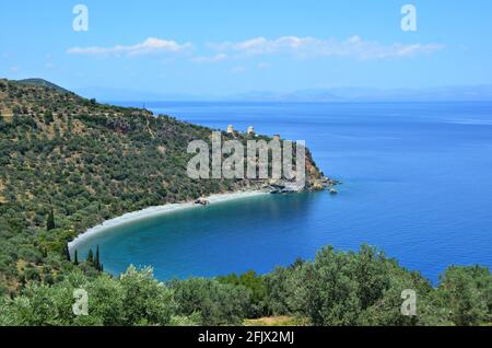 Paesaggio con vista panoramica sulla spiaggia di Lygaria e i tre vecchi mulini a vento in pietra sulla collina che domina il Golfo Argolico a Tyros, Arcadia Grecia. Foto Stock