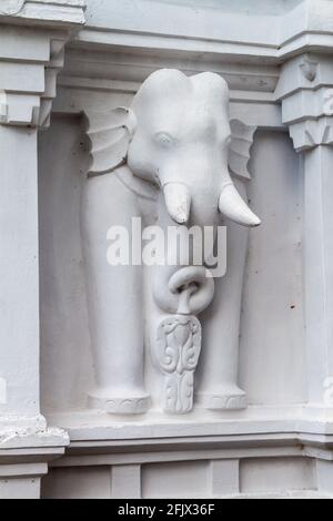 Immagine dell'elefante al tempio di Lankatilaka vicino a Kandy, Sri Lanka Foto Stock